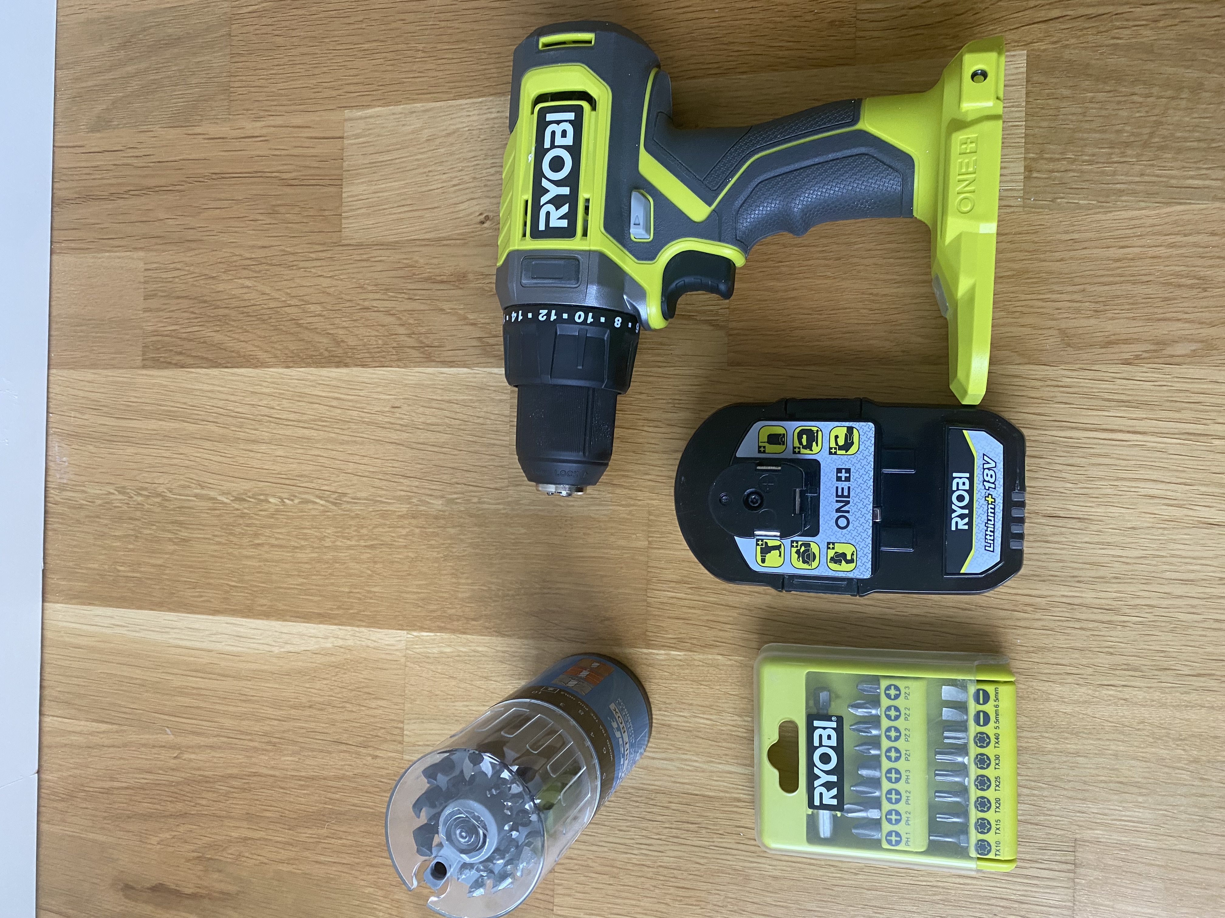 Skruvdragare med bits o borrsats 