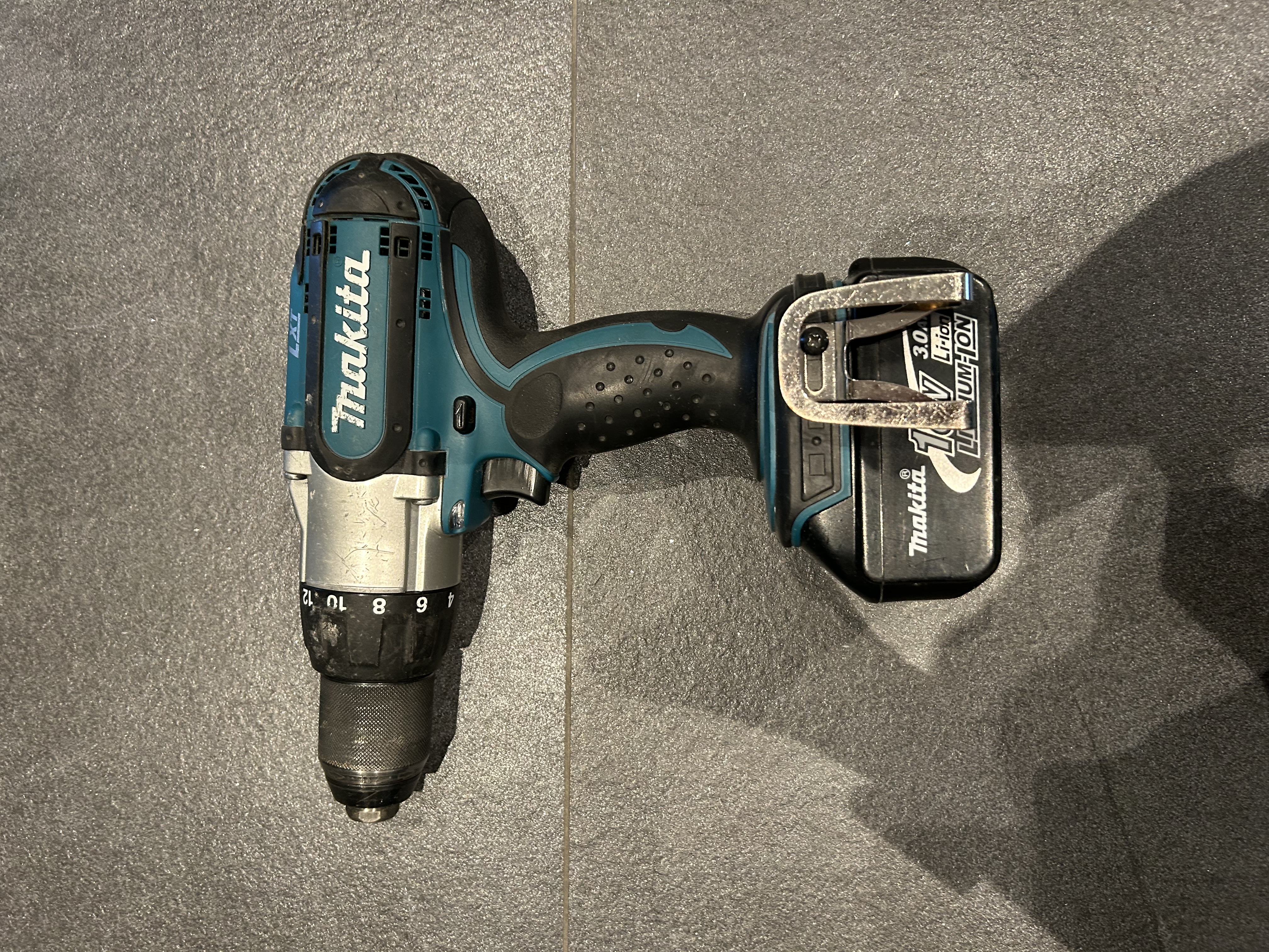 Drill fra makita 18v – 2 batterier + lader