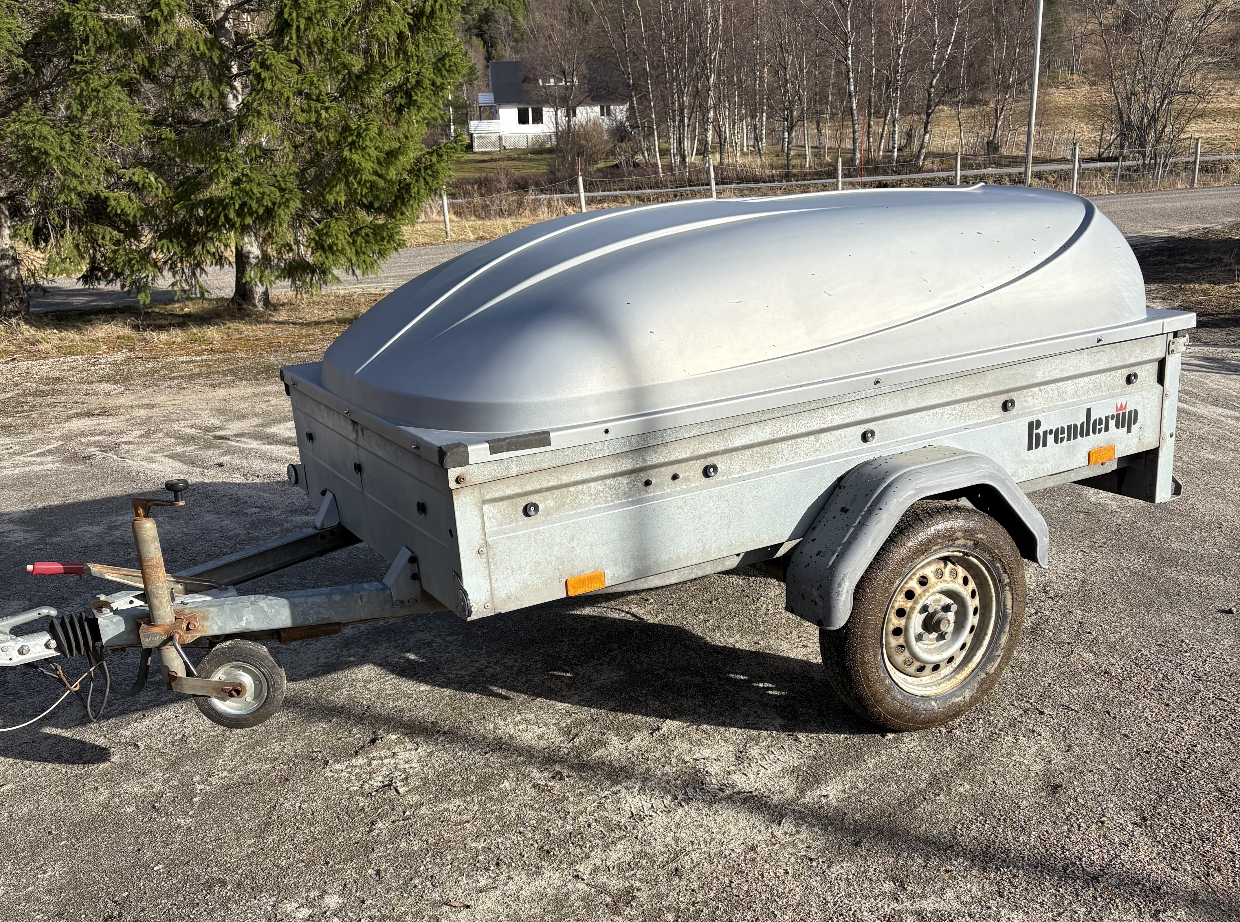 Tilhenger med låsbart lokk 750 kg totalvekt