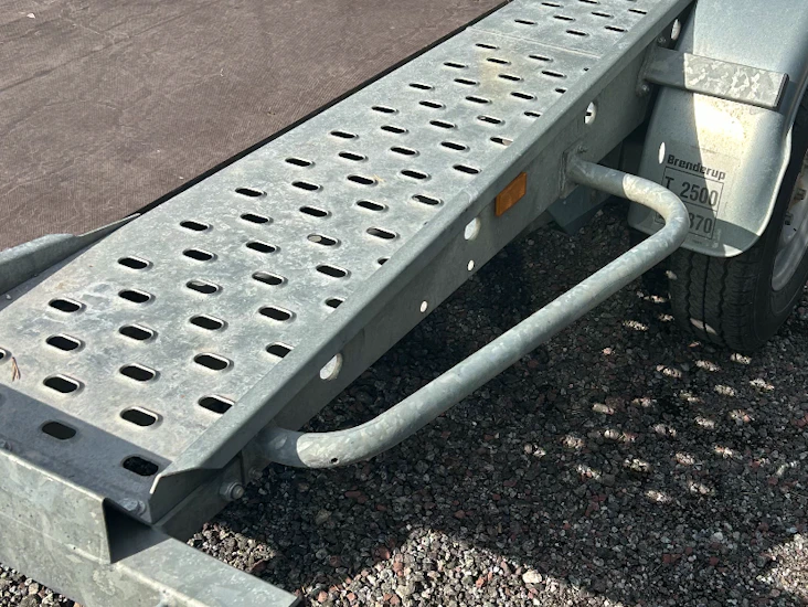 Biltransport biltrailer bilsläp lastvikt1870 kg