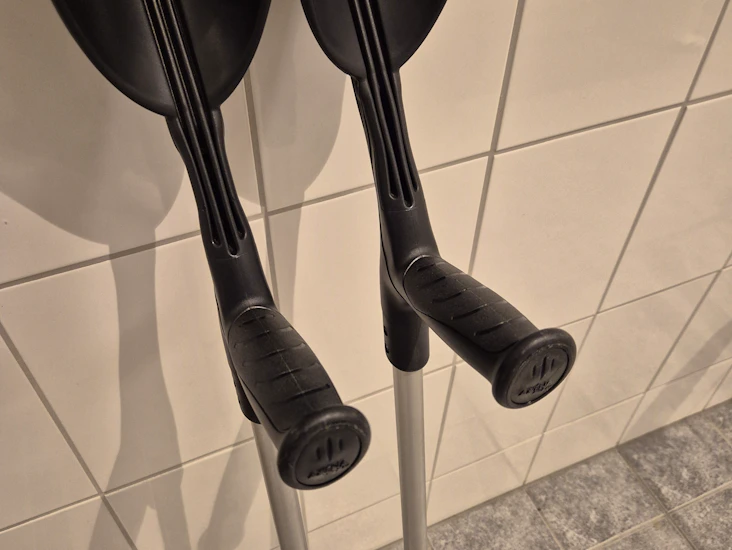 Justerbare krykker med ispigger