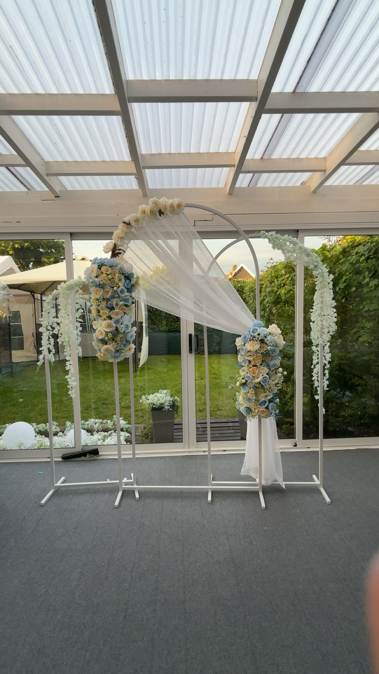 Dekorationsbåge med blommor 
