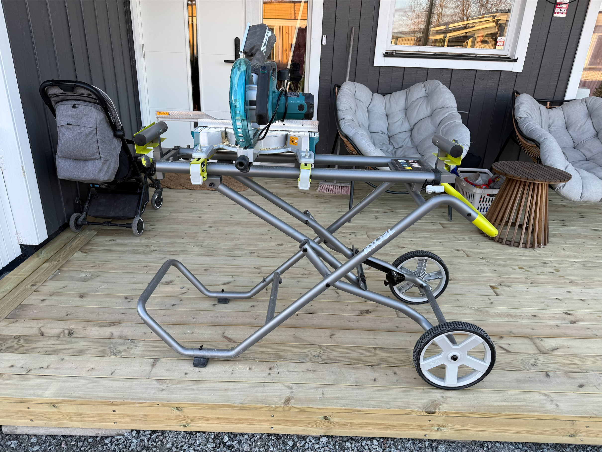 Makita kap/gersåg med ryobi rullbart stativ