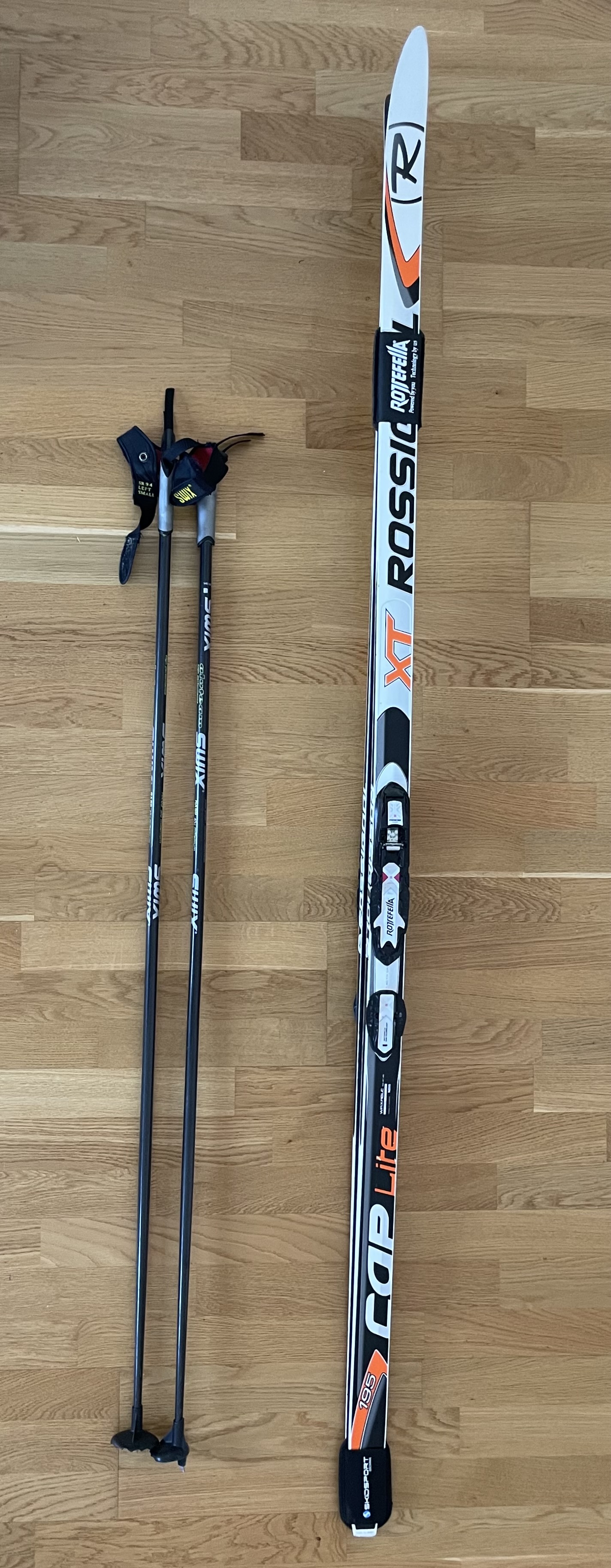 Längdskidor 195 cm, stavar 140 cm, pjäxor 41