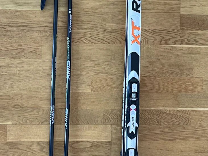 Längdskidor 195 cm, stavar 140 cm, pjäxor 41