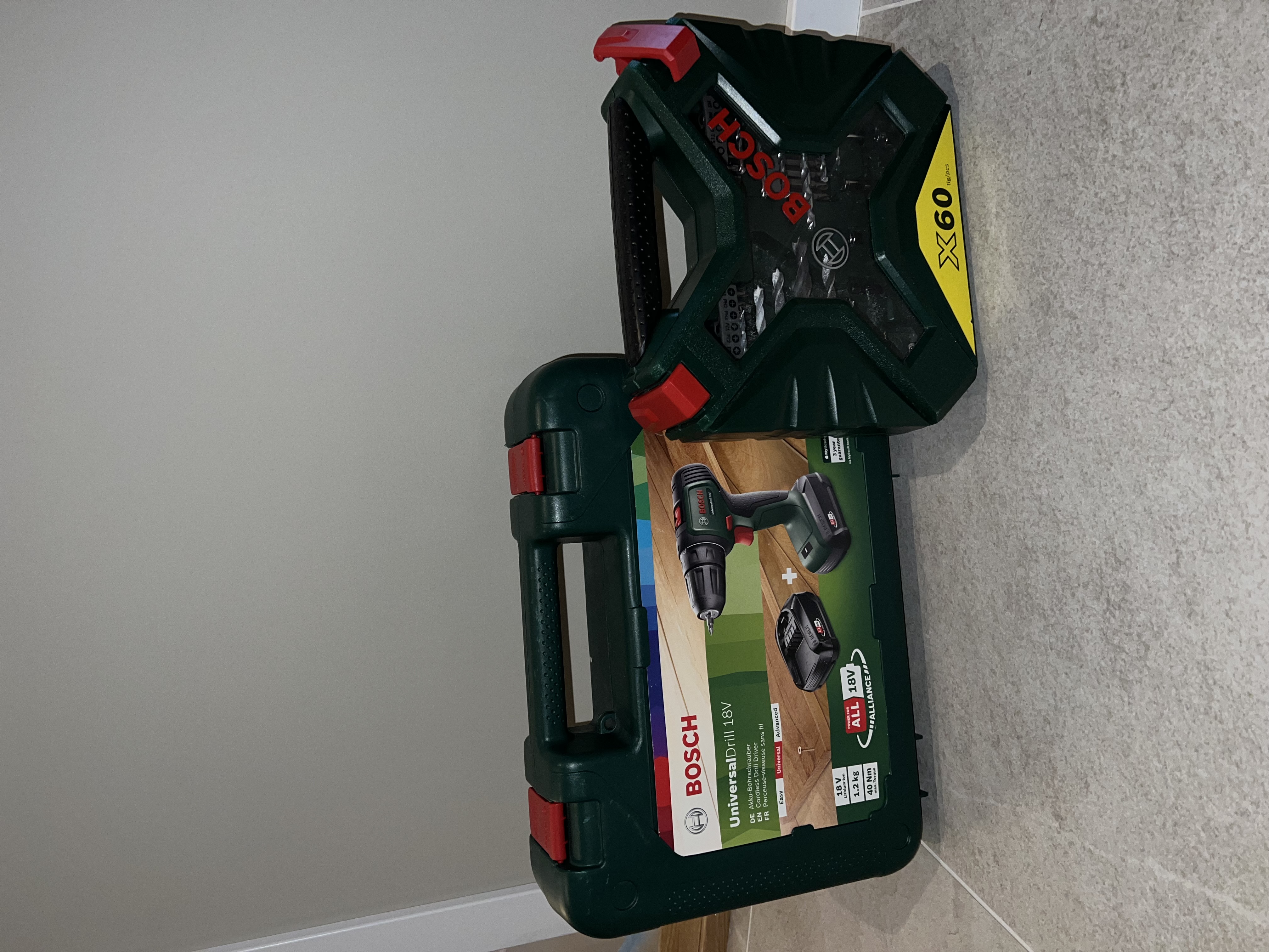 Bosch drill oppladbar med bor/bits/hylsesett