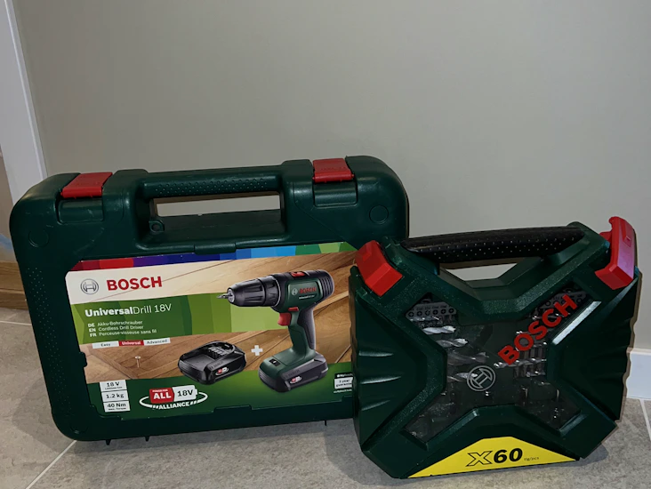 Bosch drill oppladbar med bor/bits/hylsesett