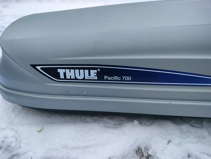 Thule 700 suksiboxi + taakka telineisiin sopivat kiinnikkeet.