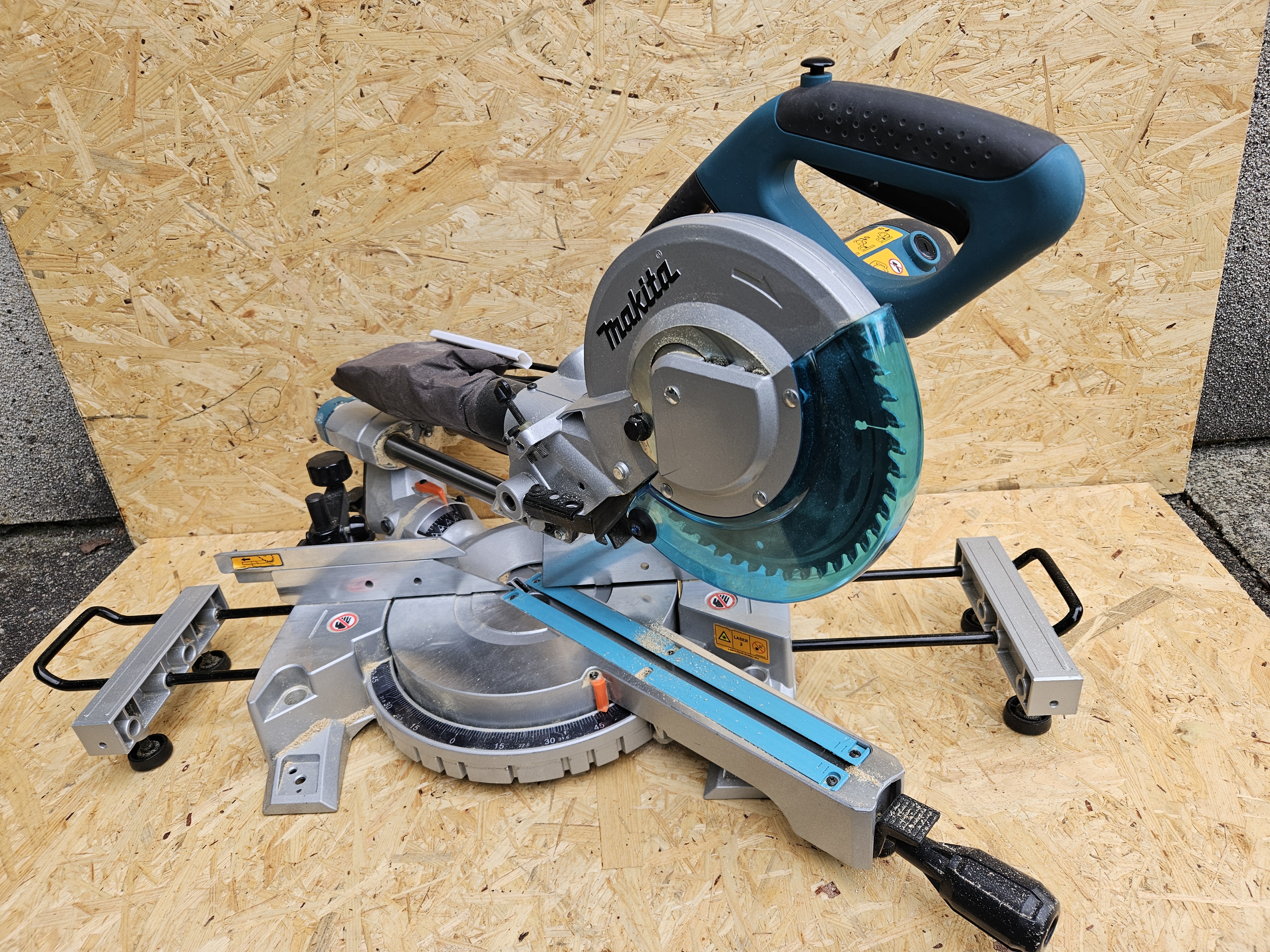 Makita kapp og gjærsag 216mm 1200w