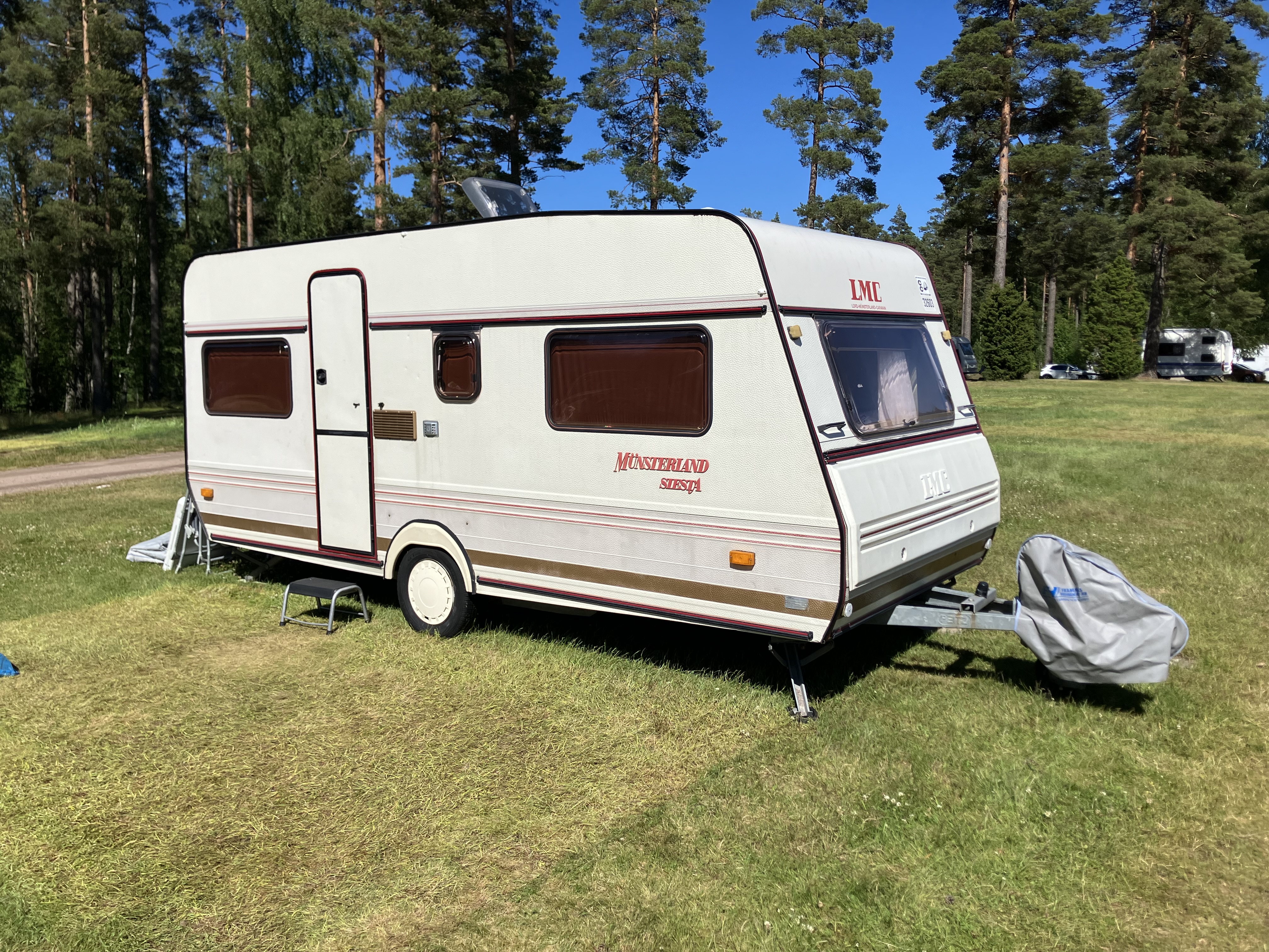 Husvagn 5 bäddar med solceller, förtält och låg vikt