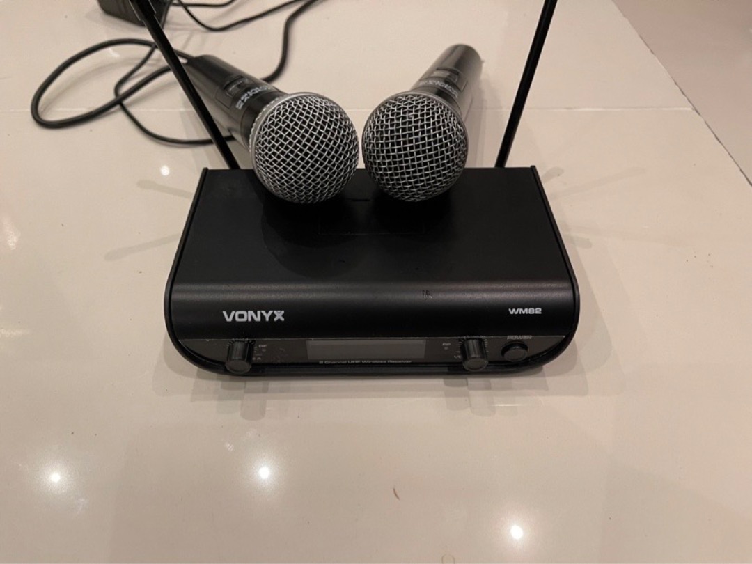 Två st trådlösa mikrofoner vonyx wm82