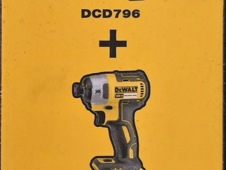 Hel dewalt låda med roterande maskiner.