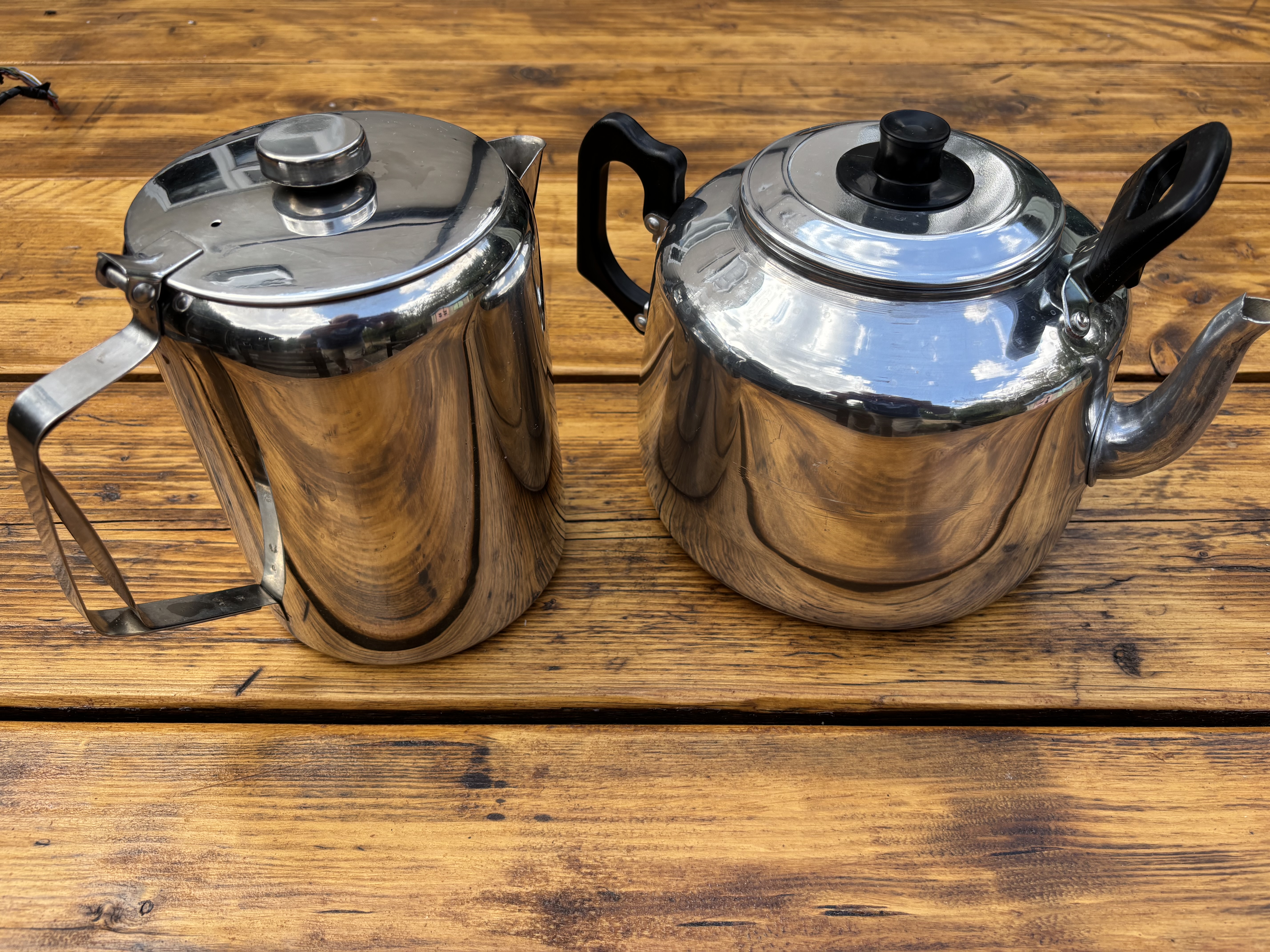 Large tea pot & coffee pot (both)