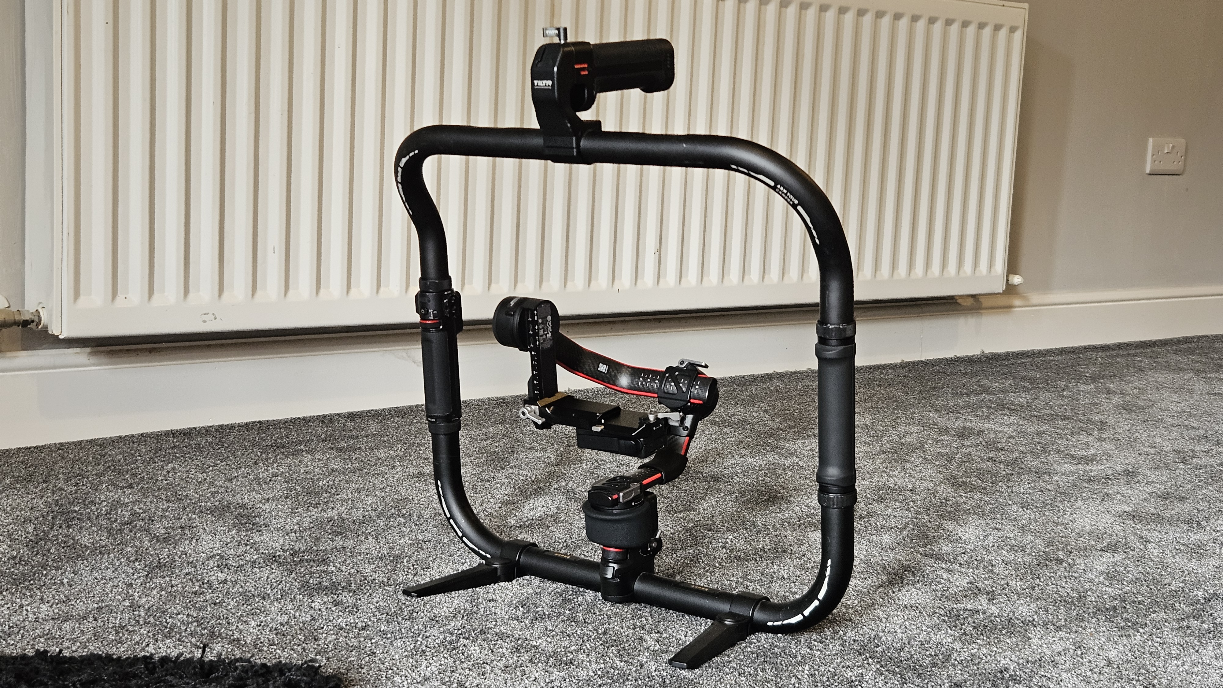 Dji rs2 pro combo with advanced ring grip and handle kit.