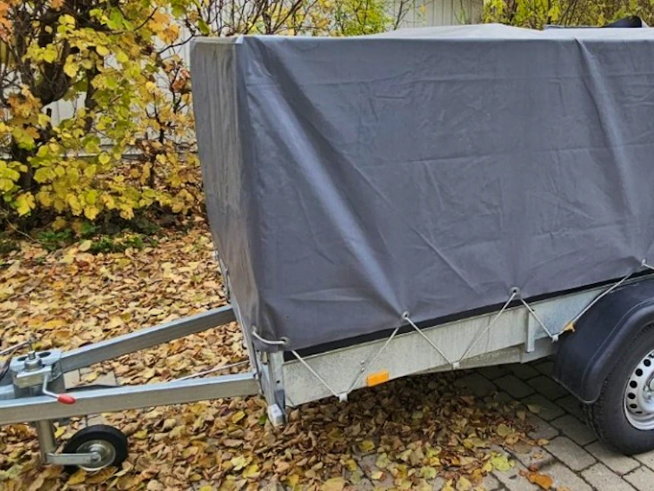 Släpvagn med galler och kapell