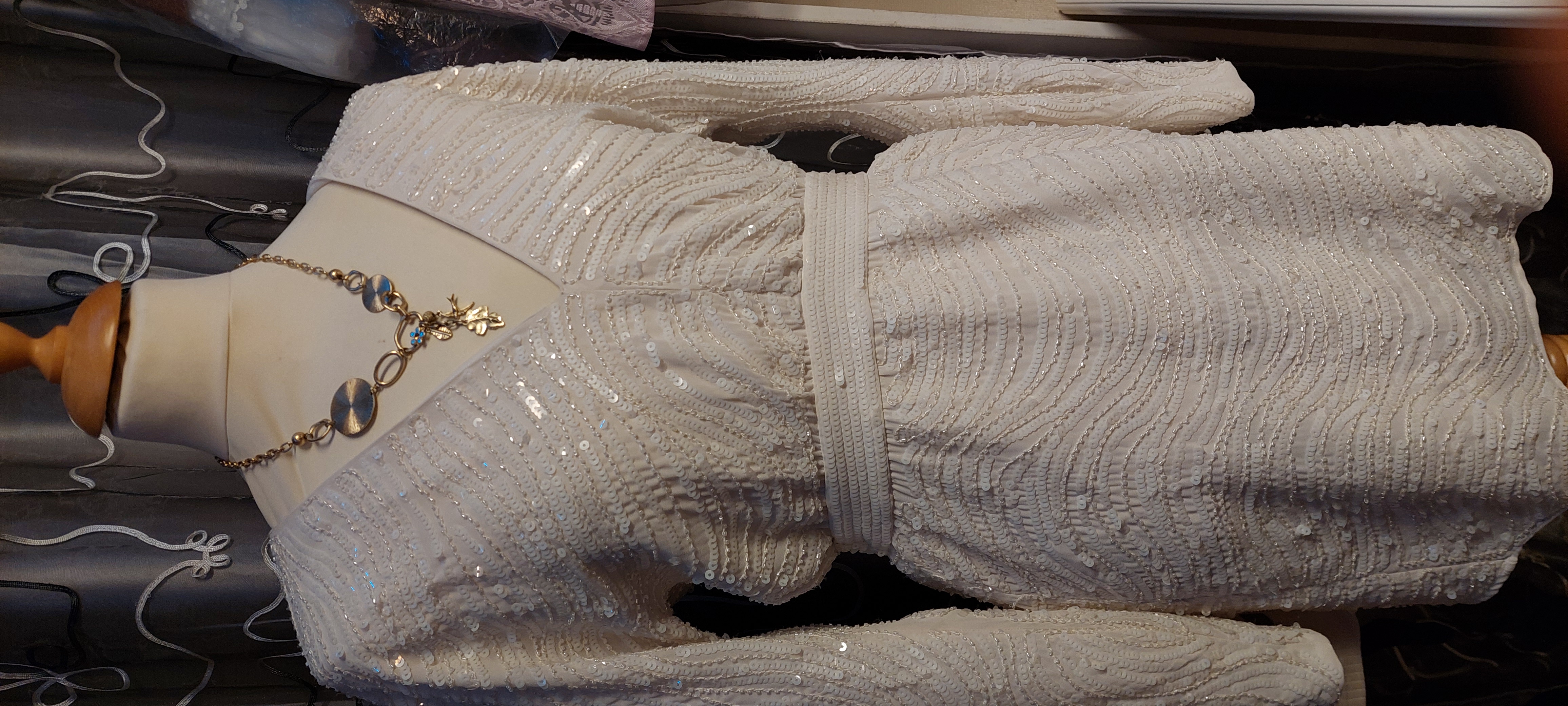 En vit glitter klänning