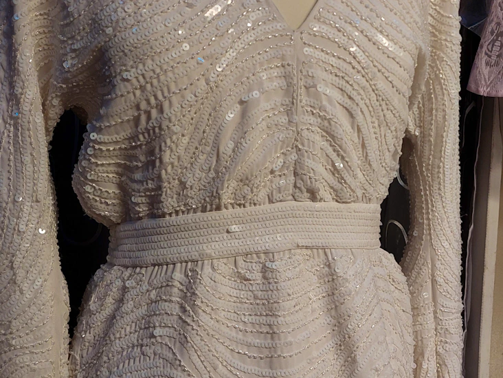 En vit glitter klänning