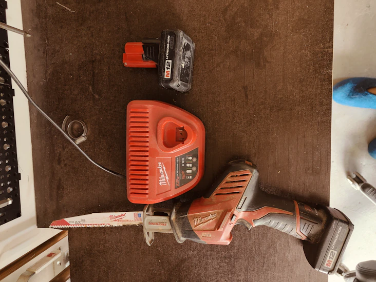 Milwaukee puukkosaha