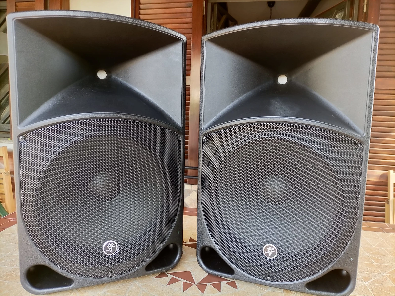 2x 1000w mackie active pa speakers (+ stands/cables)