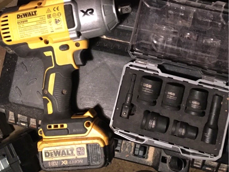 Mutterdragare med batteri och laddare.