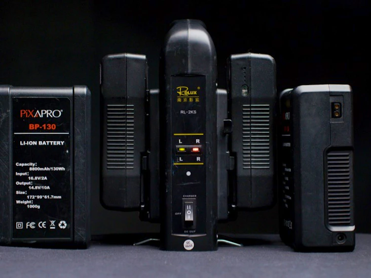 4 stk. v-mount batterier med lader (130wh)