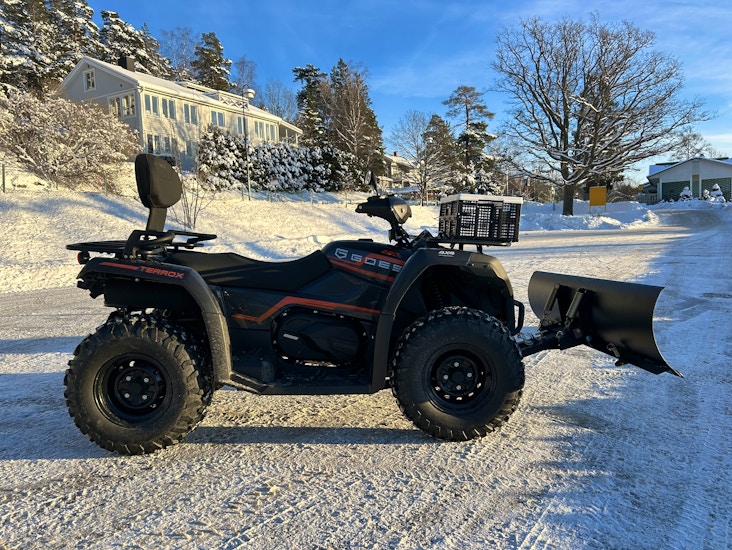 Atv fyrhjuling med dragkrok och winsch