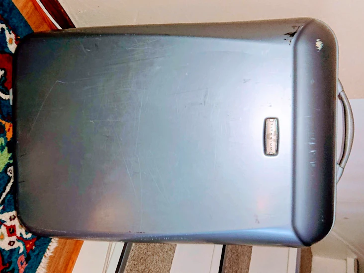 Hård resväska, ca 60 liter