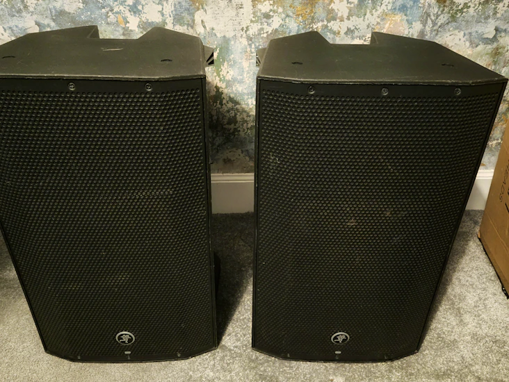 2x 1300 watt mackie thump 12bst