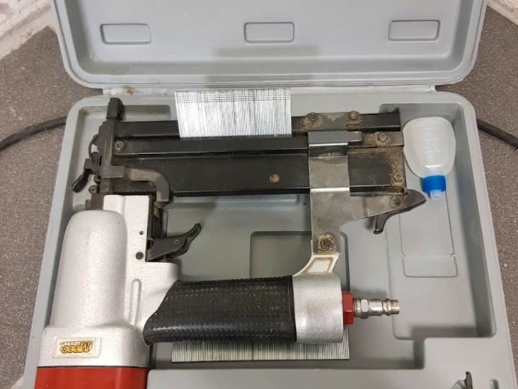 Tryckluftsdriven spikpistol / dyckertpistol