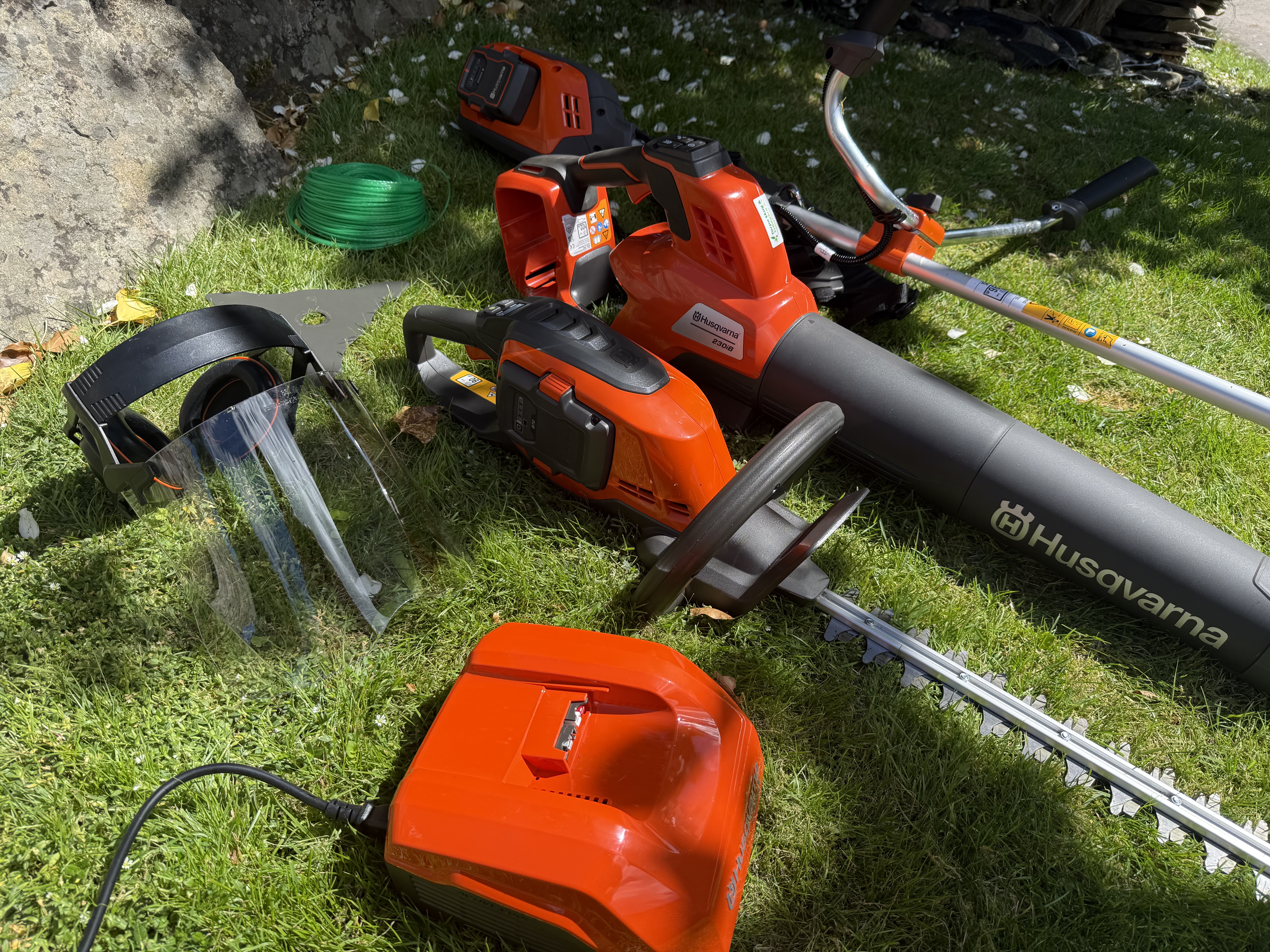 Husqvarna trädgårdspaket – röjsåg, häcksax & lövblås
