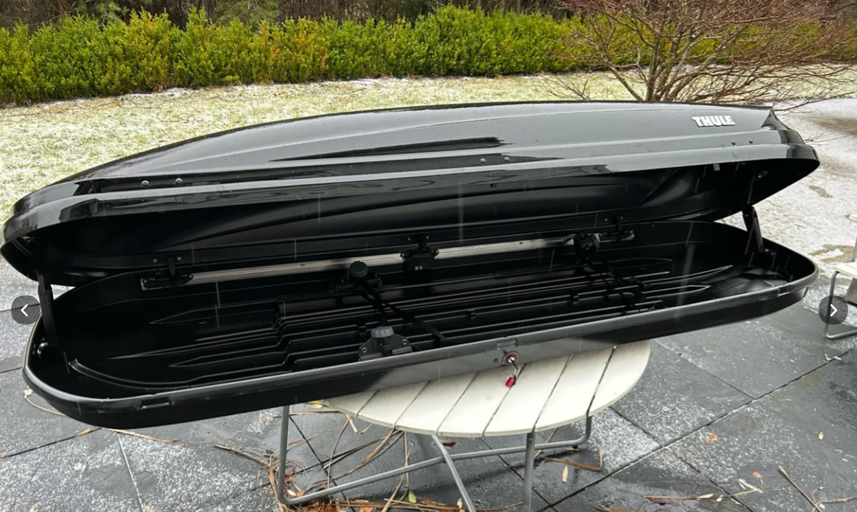 Thule 700 suksiboksi. ( löytyy myös telineet useimpiin kattokaiteellisiin autoihin)