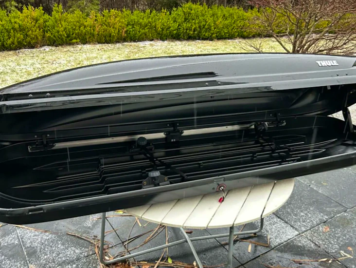 Thule 700 suksiboksi. ( löytyy myös telineet useimpiin kattokaiteellisiin autoihin)