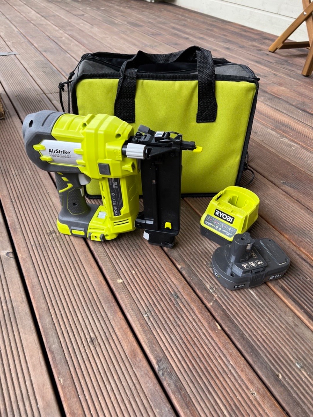 Ryobi batteridrevet dykkert/spikerpistol