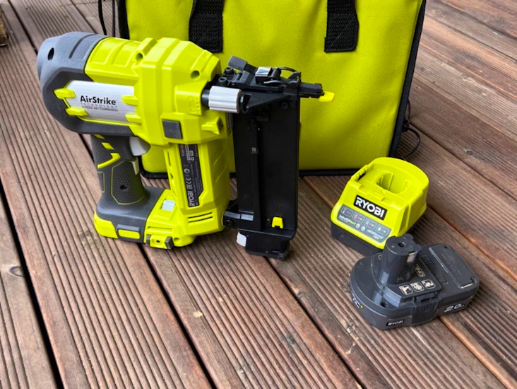 Ryobi batteridrevet dykkert/spikerpistol