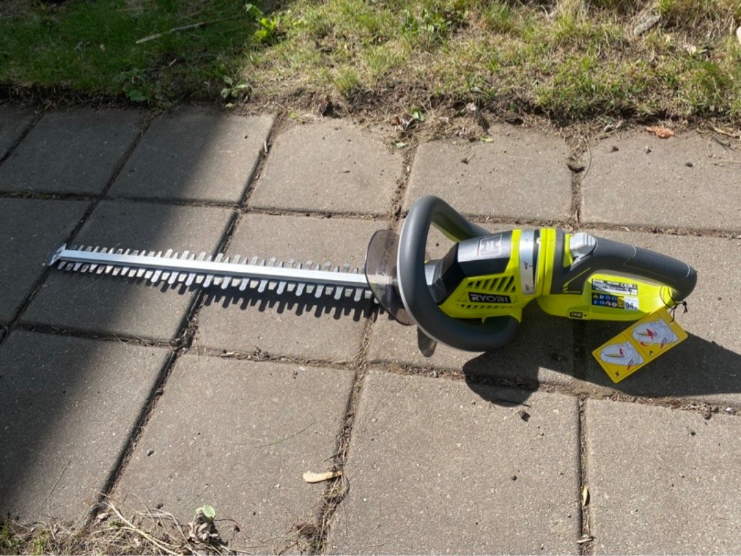 Ryobi häcksax med batteri och laddare 