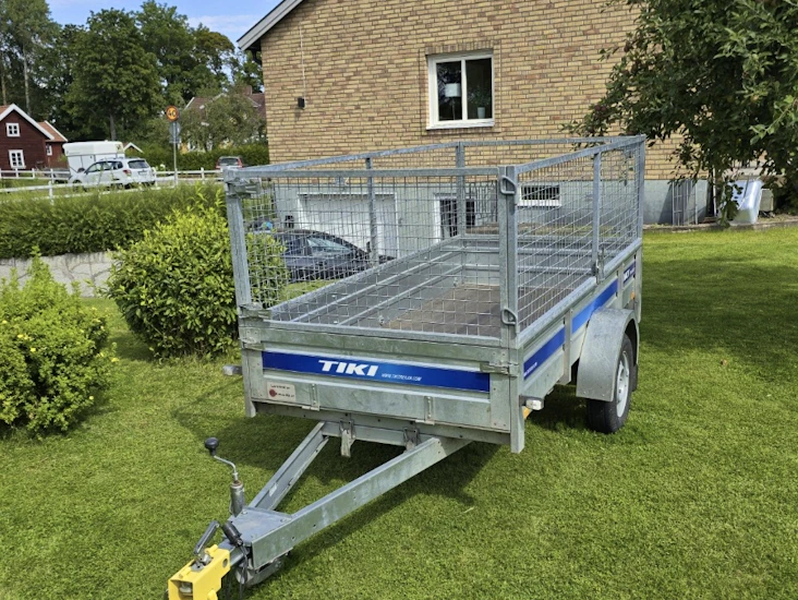Släpvagn med galler & tipp-funktion