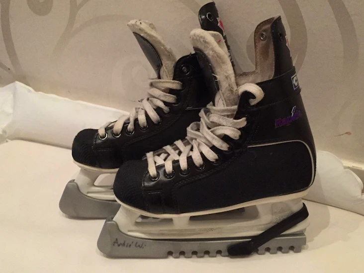 Skridskor hockey svarta storlek 3 (ca 34-35)