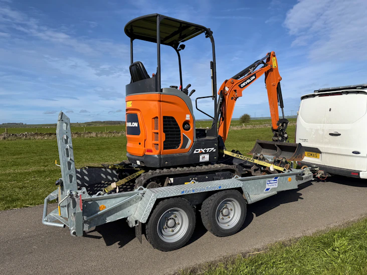 Develon dx17z mini digger