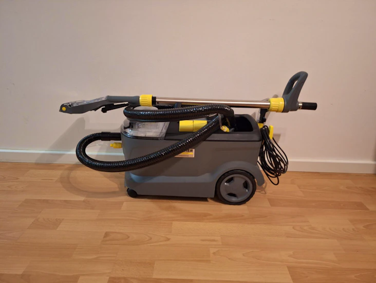 Kärcher puzzi 10/1. ammattitason tekstiilipesuri / painehuuhtelulaite.