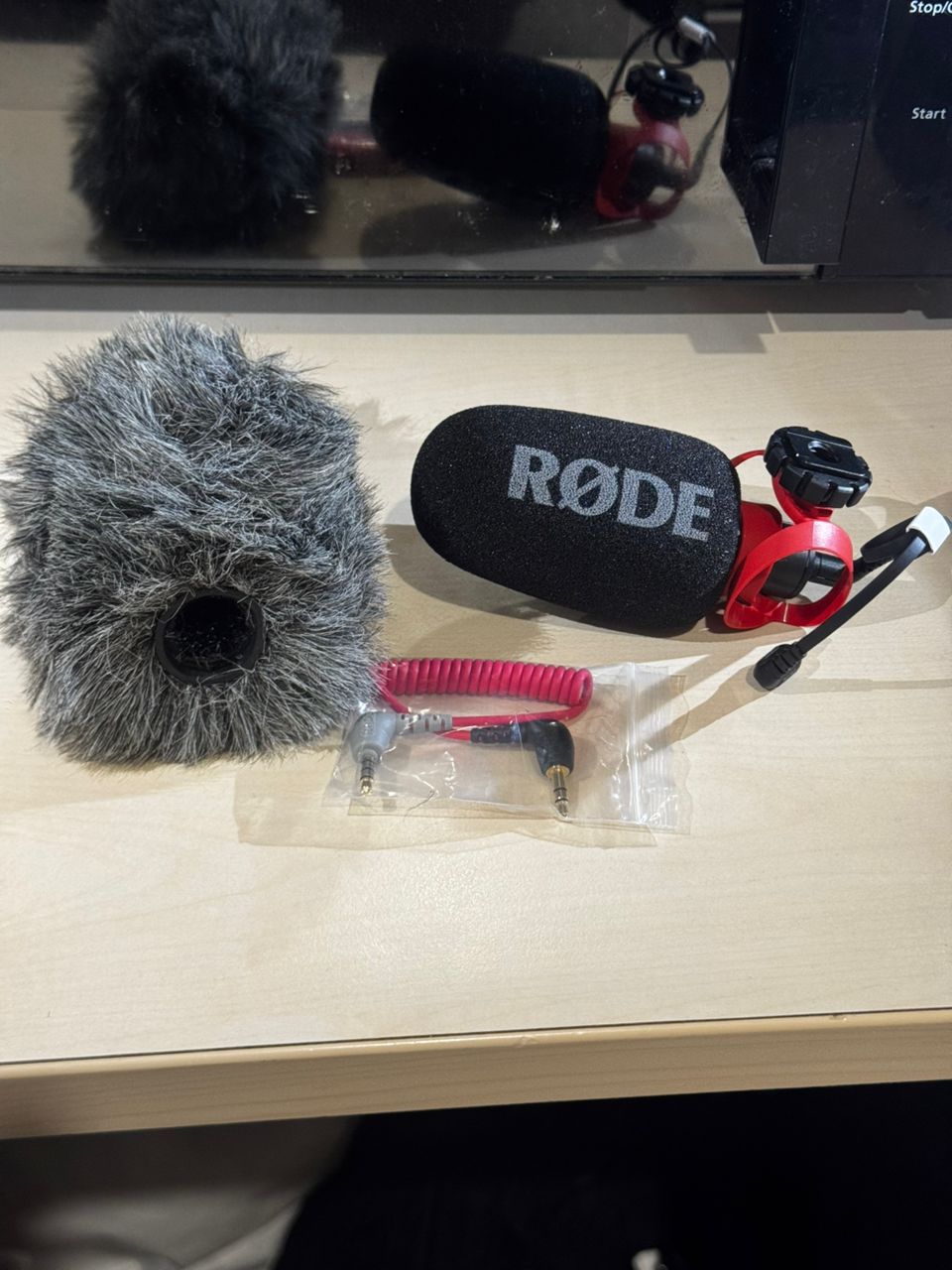 Røde videomicro ii ultra-compact on-camera shotgun microphone for recording audio with a camera or mobile device