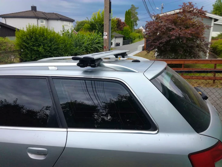 Takstativ og uttrekkbar skiholder universal