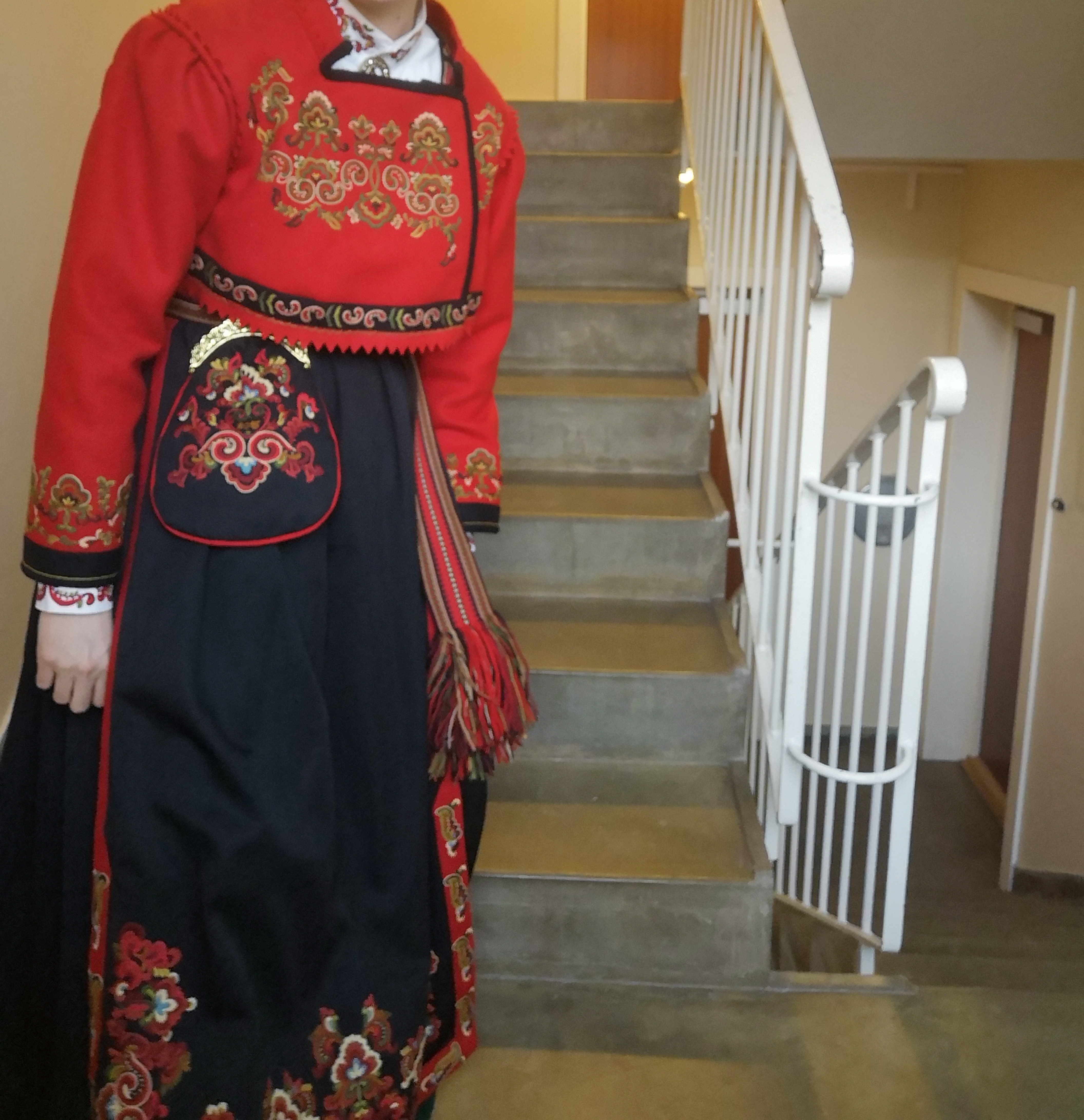 Xs-s øst-telemarksbunad prinsesse med bånd