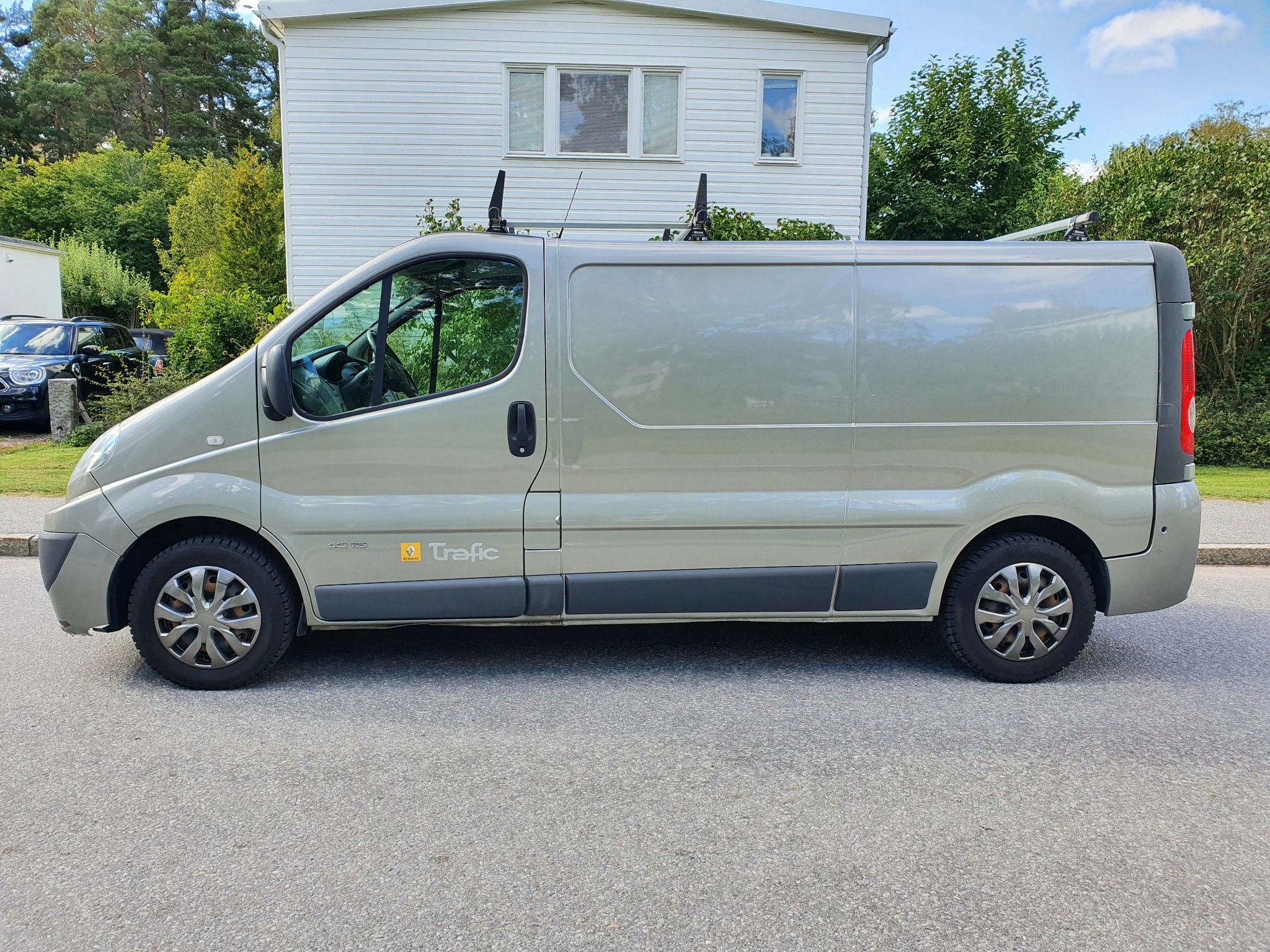 Flyttbil / skåpbil i älvsjö, renault trafic manuell