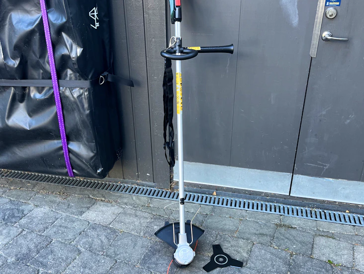 Bosch kraftfull batteridriven röjsåg (36v)