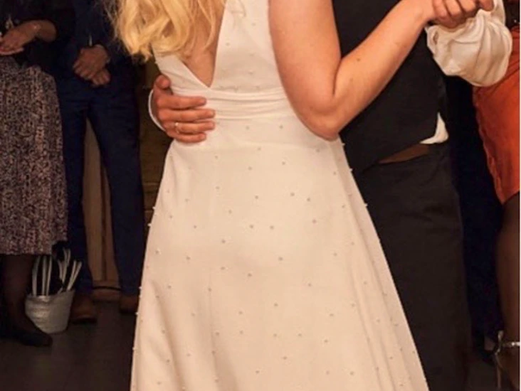 Nydelig, elegant brudekjole med perler