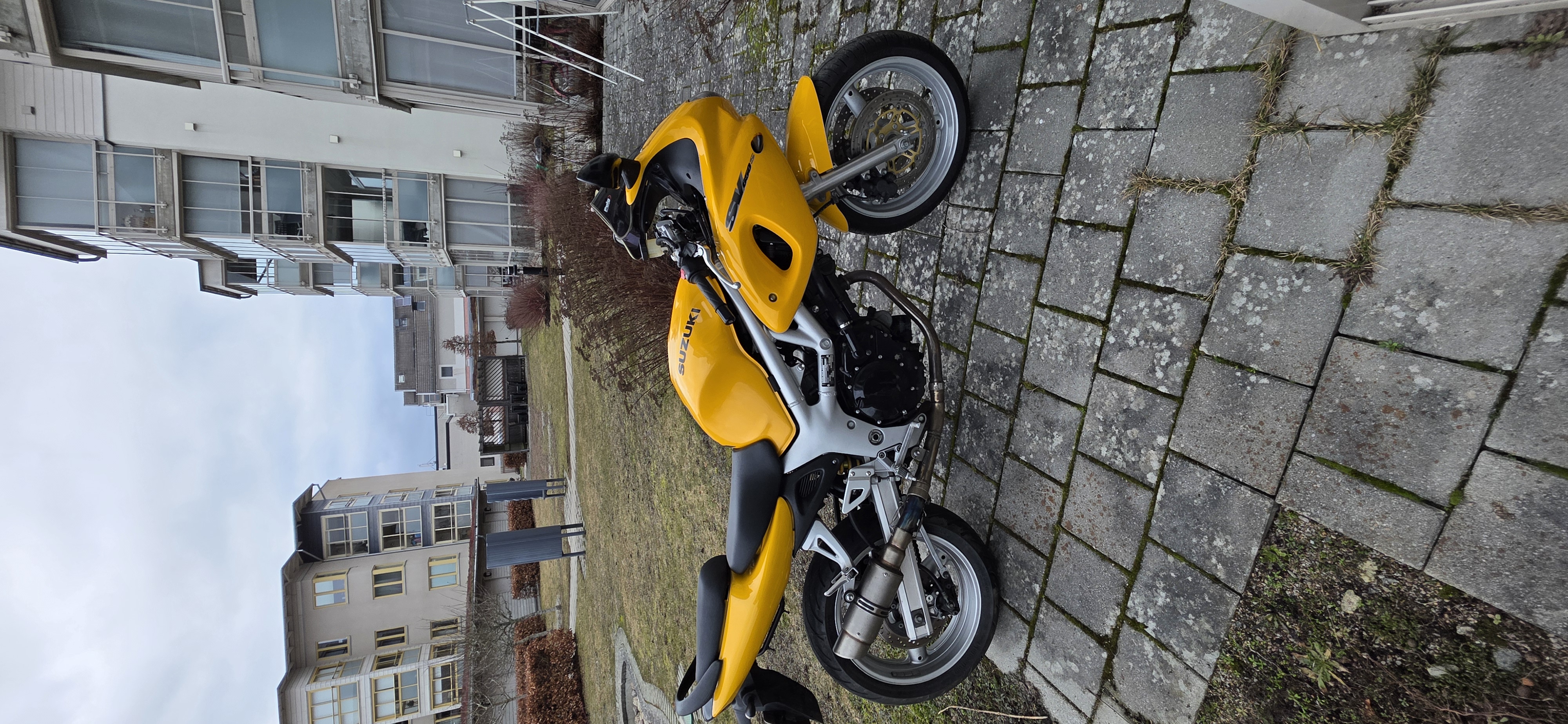 Hyr en lättkörd och pigg suzuki sv650s (1999) – perfekt för en helgtur!