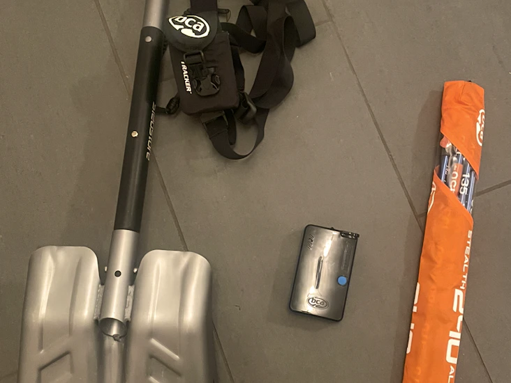 Skredutstyr med søker, stang og spade