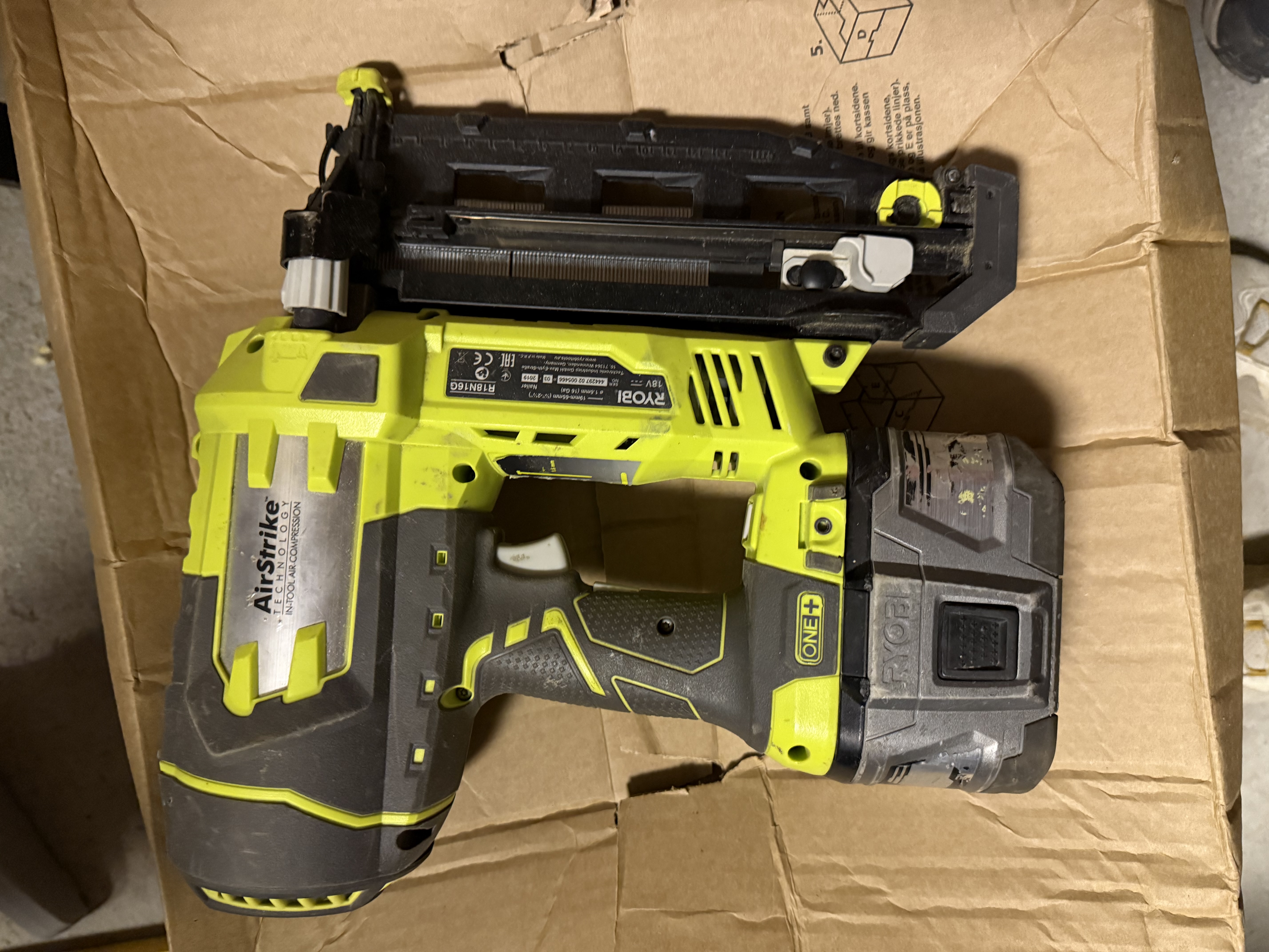 Ryobi r18n16g (stor type) 18v batteridrevet dykkertpistol leies ut