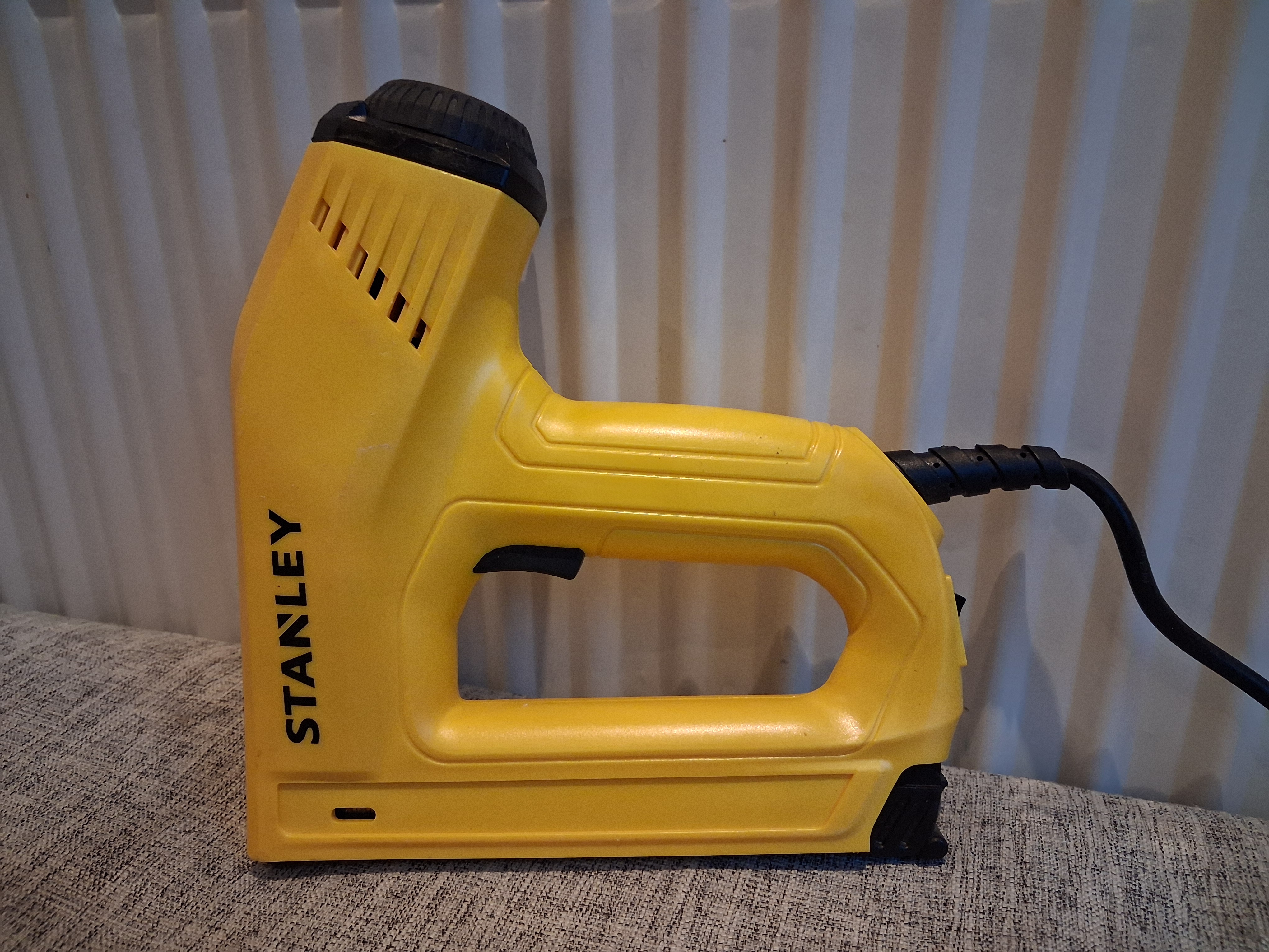 Stanley 2-in-1 electric nail & staple gun – mains powered, 300 fasteners included
