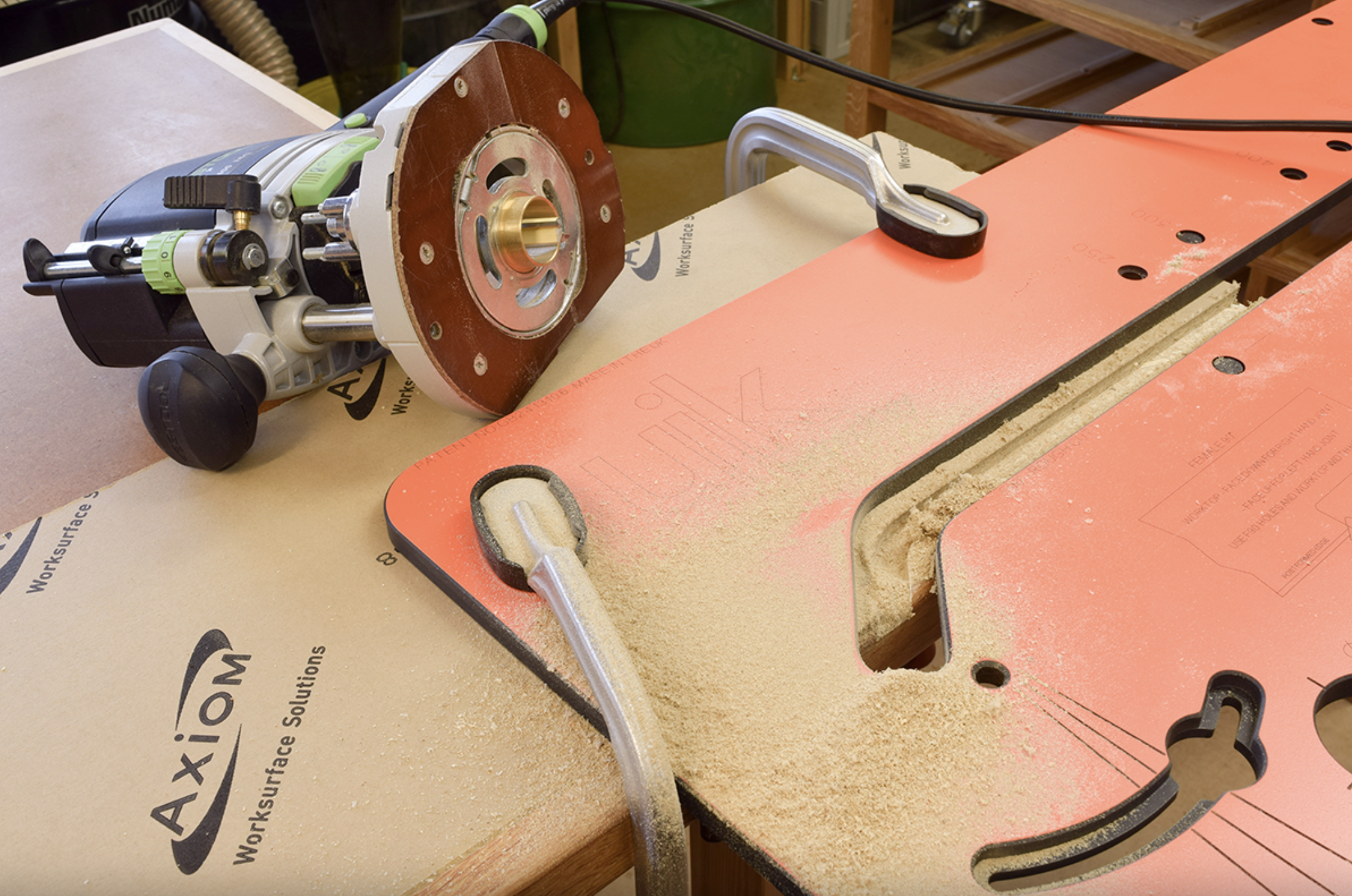 Jig  for sammenføyning av kjøkken benkeplater fra ujk